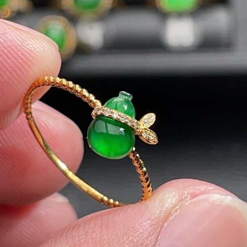 18K金天然翡翠A货-1380葫芦满绿戒指K黄镶嵌钻石腰带阳绿珠宝玉石