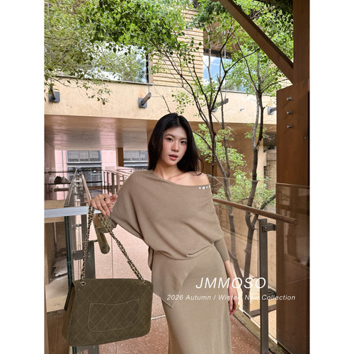 ZY GODDESS-松弛感氛围感斜肩蝙蝠袖纽扣收腰不规则针织衫JC6568