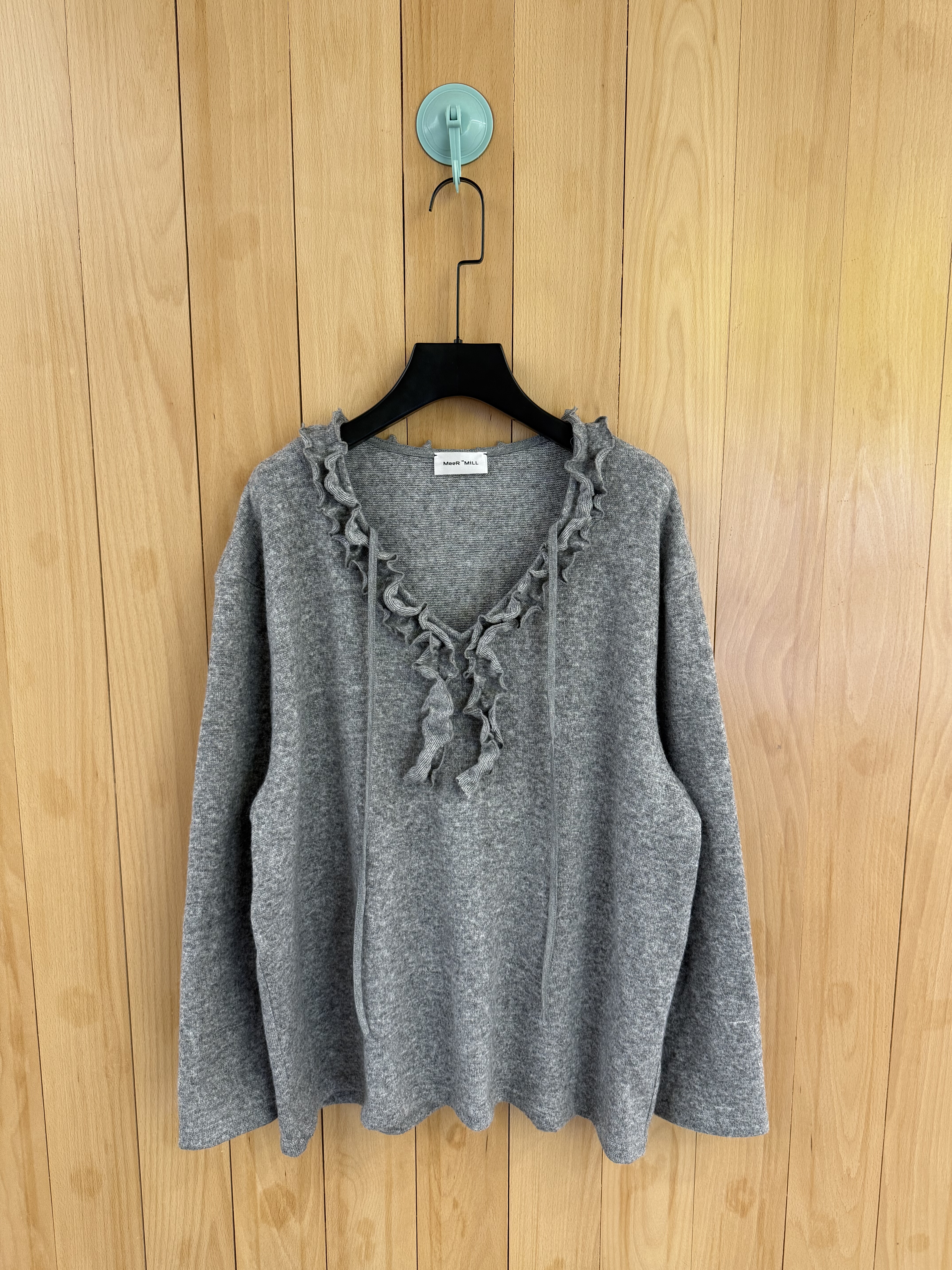 秋冬新款 MeeR个性时髦V领木耳边花边点缀针织羊毛混纺T针织衫 灰