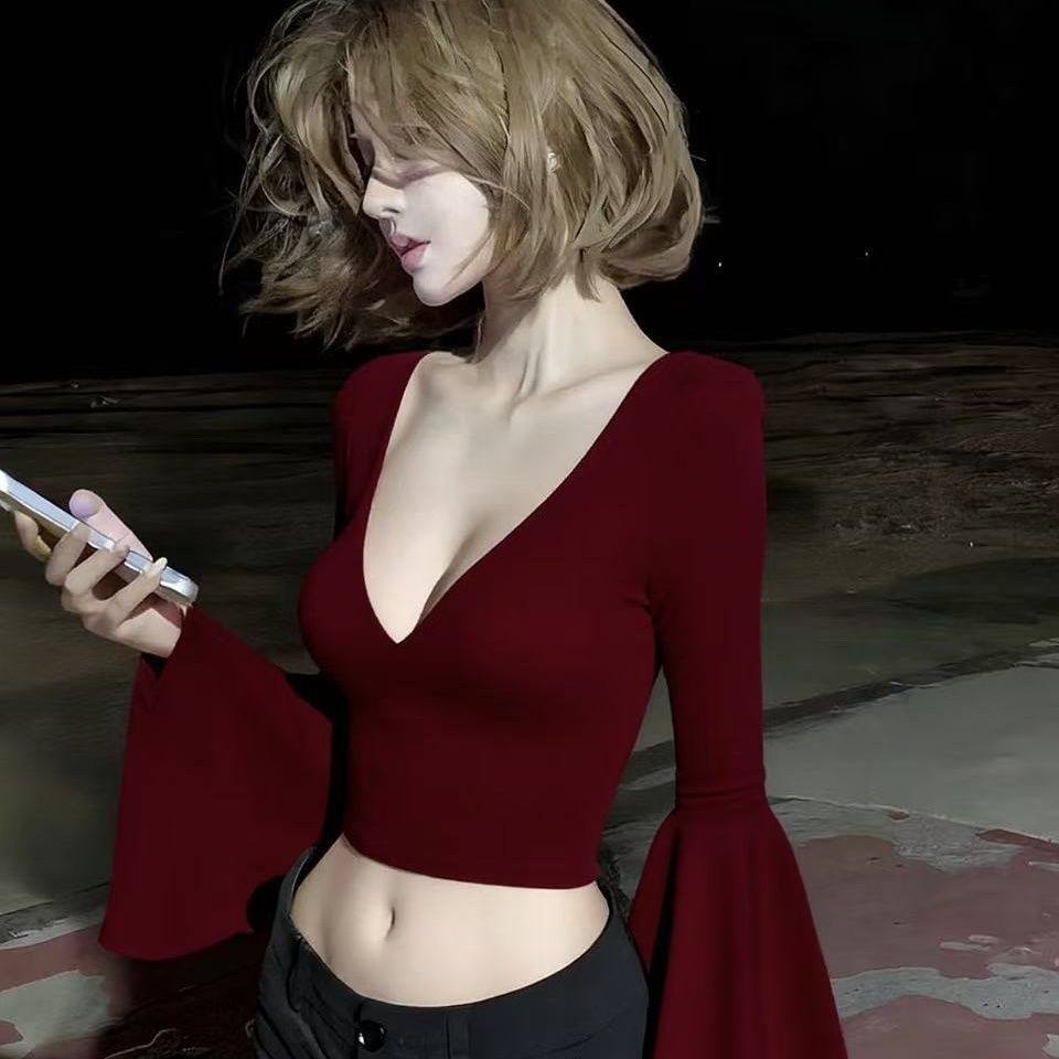 性感风深V领喇叭袖T恤女2026新款轻熟风气质御姐修身显瘦绝美上