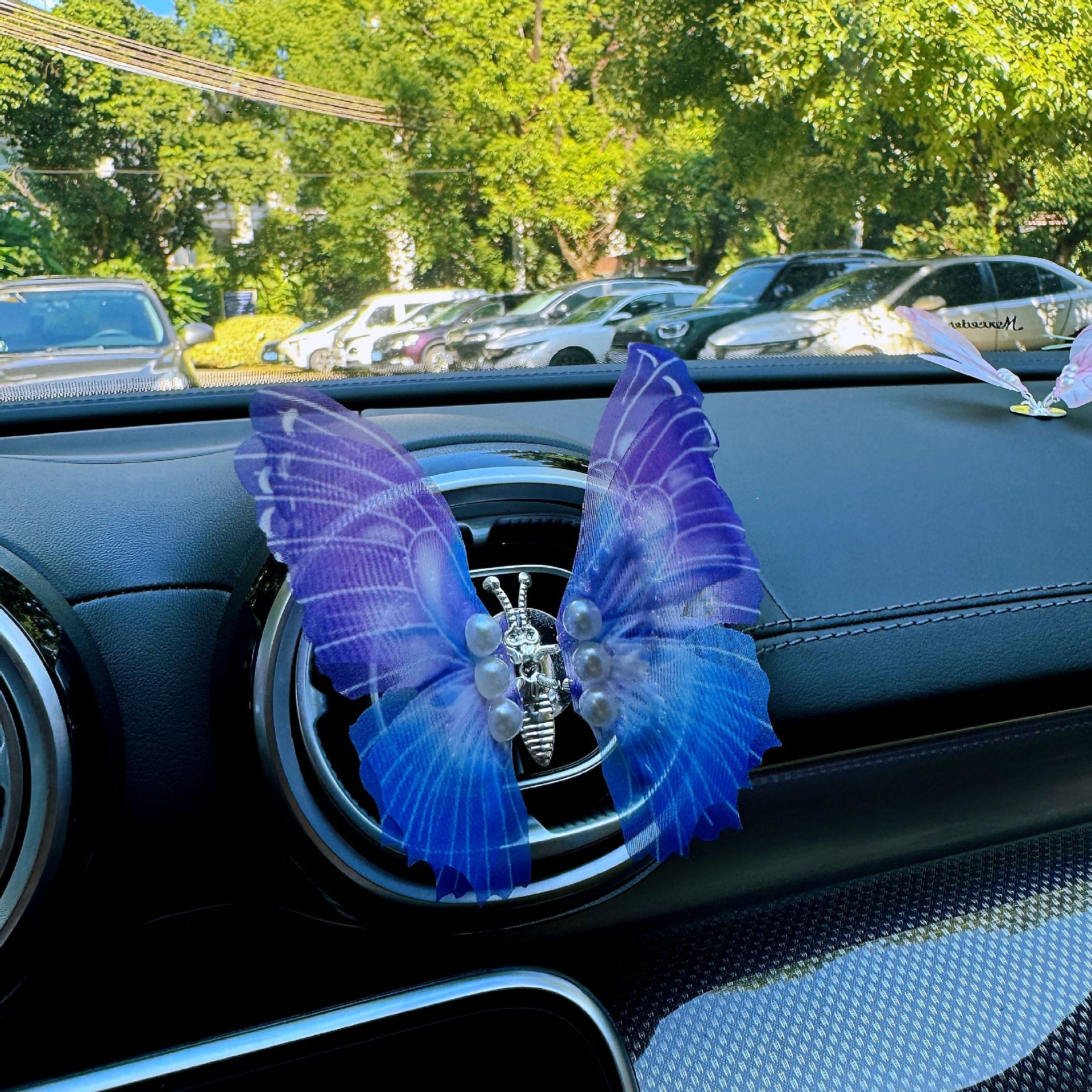 会动的蝴蝶汽车中控台创意摆件