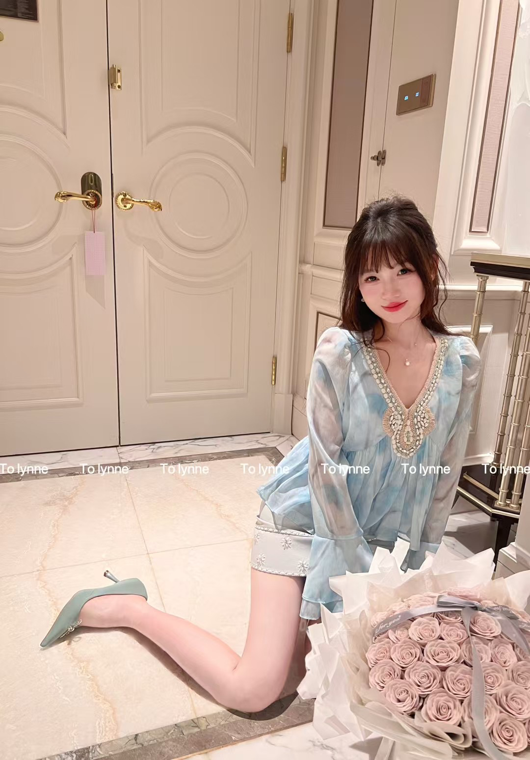 原创正品2025春季新款时尚百搭喇叭长袖衬衫女设计感晕染v领上衣