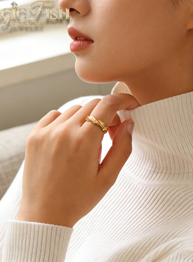 轻奢钛钢镀18K金水波纹女戒指