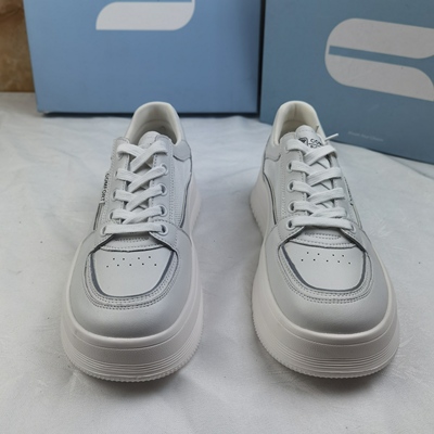 康莉米白休闲板鞋女商场同款