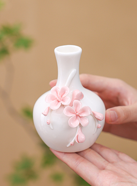 陶瓷手工捏花羊脂玉瓷梅花瓶