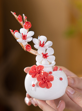 陶瓷红梅花瓶手工捏花羊脂玉瓷温润通透红色瓷花器插梅花瓷摆件瓶