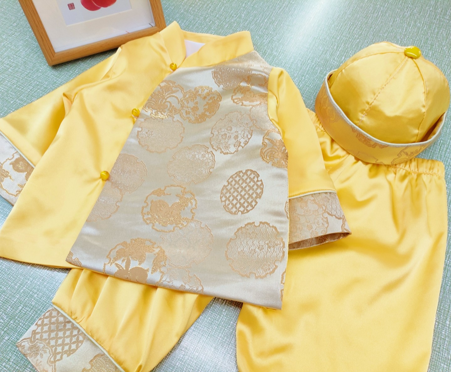 新中式金色抓周礼服男宝图片
