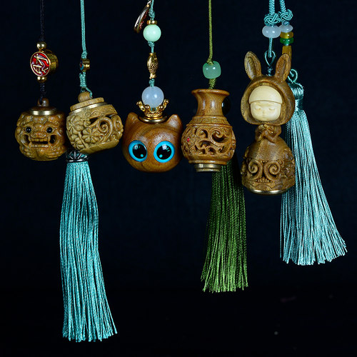 吉方圆绿檀镂空雕刻香囊挂件