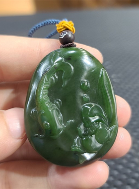 新疆和田碧玉籽料吊坠年年有余