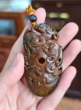 新疆和田黄沁籽料仿古龙挂件 博古件平安无事牌如意锁 xx19065