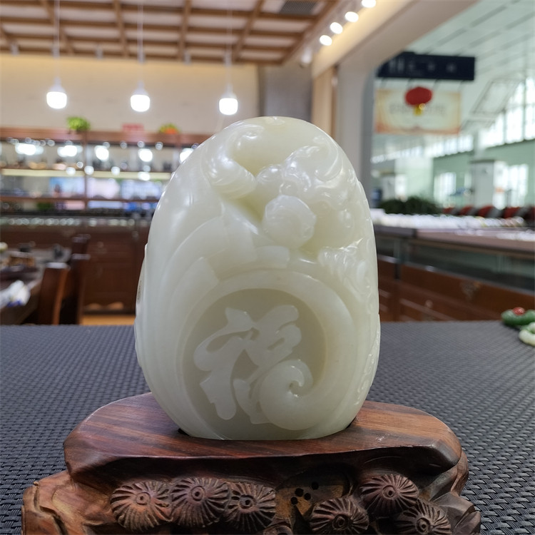 新疆和田白玉籽料府上有龙摆件观音佛貔貅   ld14017