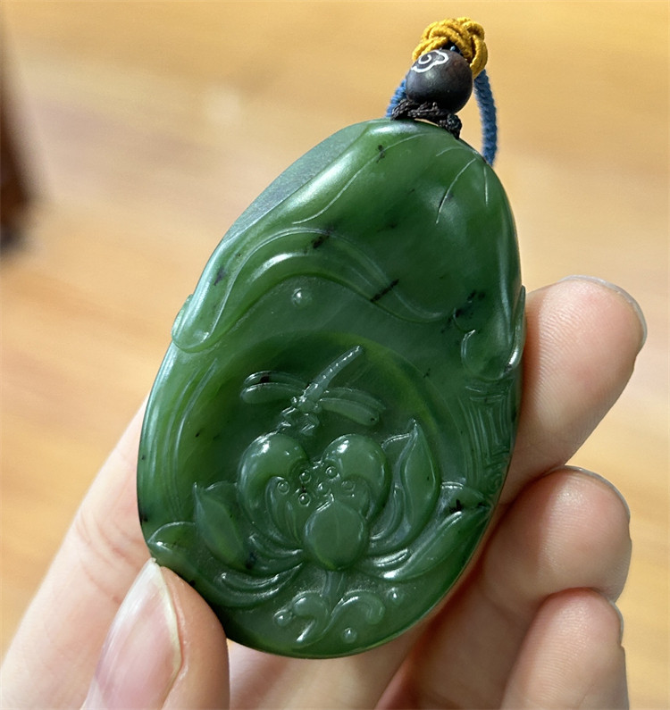 新疆和田碧玉籽料荷花吊坠挂件ld 04068