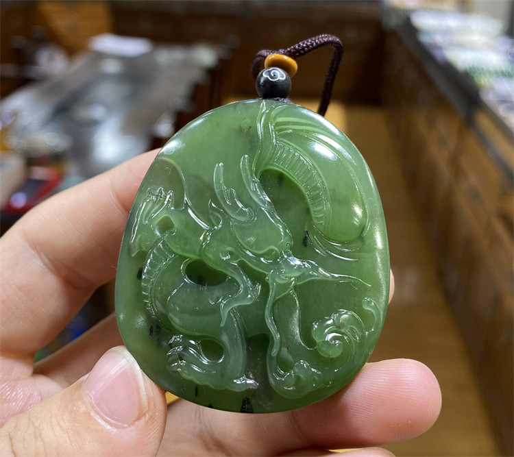 小石头和田玉碧玉籽料挂件图片