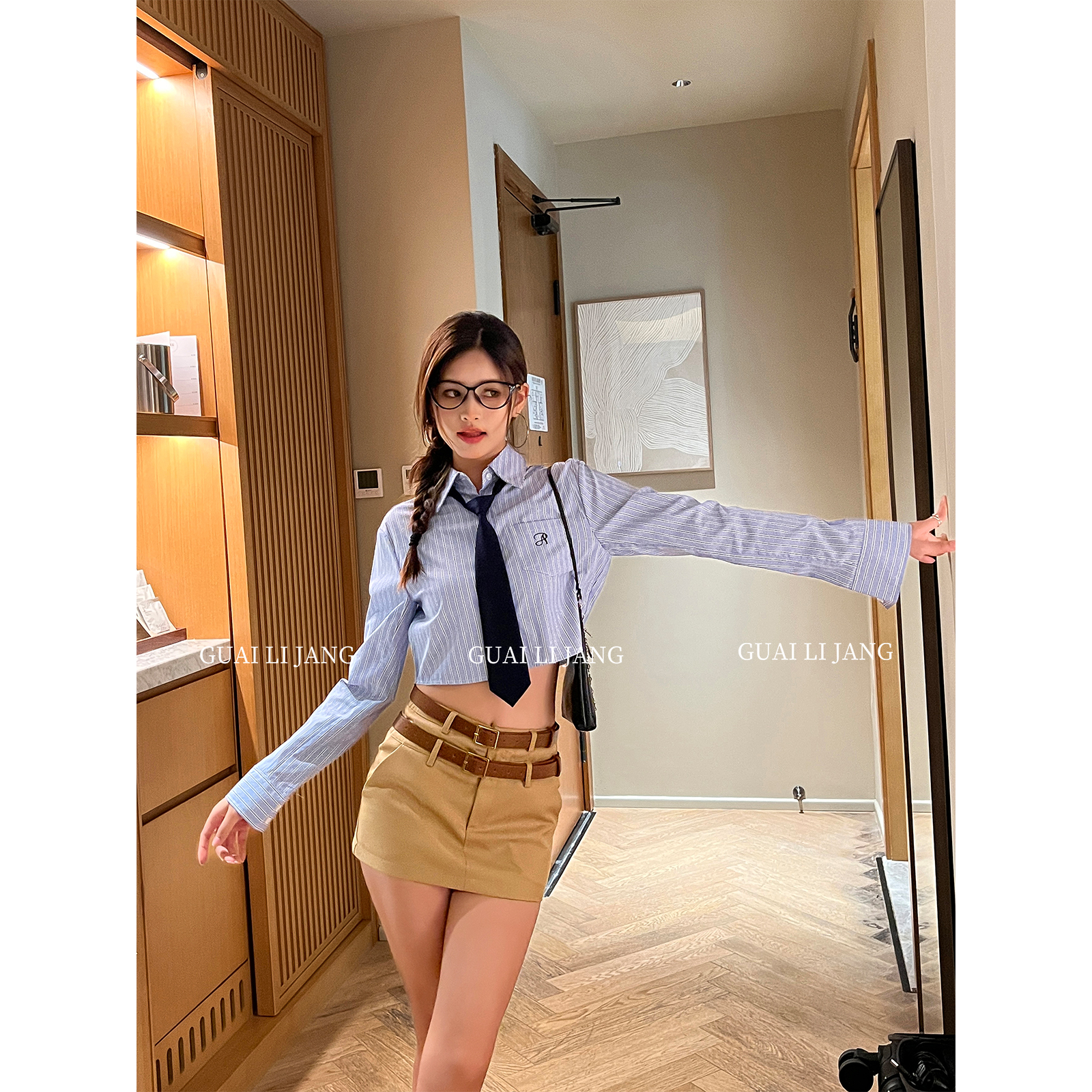 学院风条纹衬衫女秋夏外穿设计感刺绣超短款露脐显瘦长袖内搭上衣
