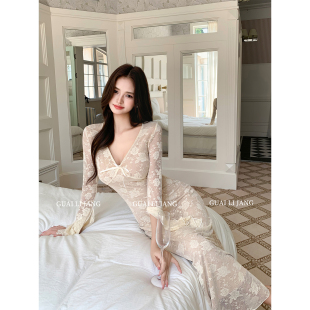 连衣裙女初秋高级感修身 V领蕾丝长袖 收腰性感包臀长裙 法式 怪力酱