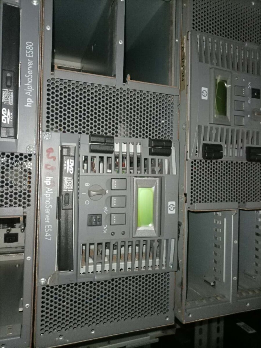 Сервер HP Alpha server ES80 ES47 на 90% состоит из новых устройств, имеющихся на складе Изображение 1