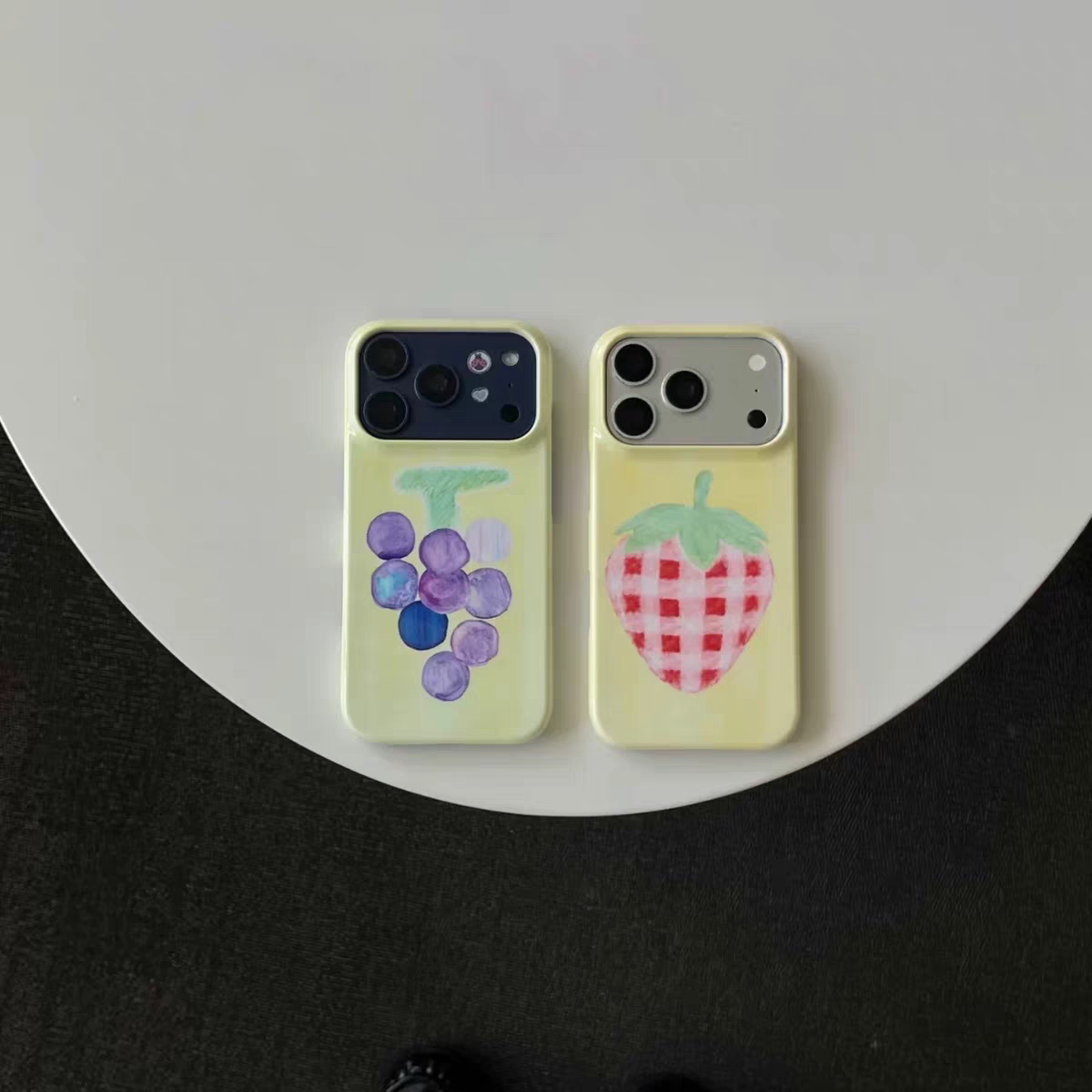 手绘格纹草莓水果适用于苹果手机壳半包菲林壳适用iPhone18promax/16pro/18/14plus手机壳苹果17air硬壳XS/8