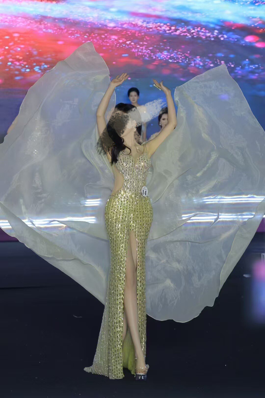 多莉丝礼服出租2025泰国选美比赛金色鱼尾披风俩穿亮钻片主持走秀