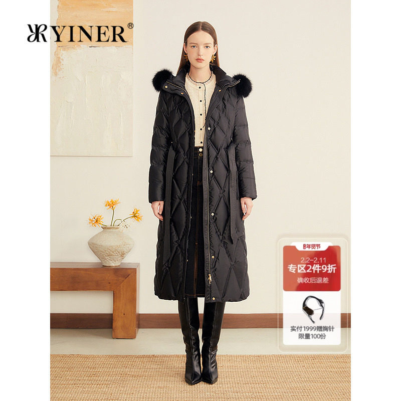 YINER音儿专选2025秋季柔光缎面狐狸毛领渐变菱格连帽羽绒服