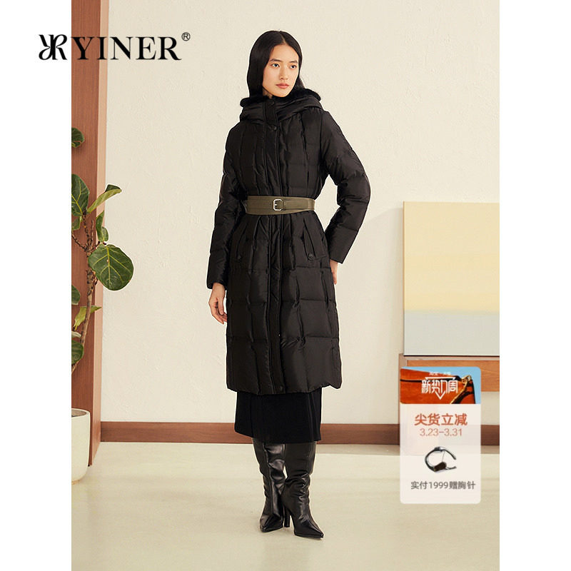 YINER音儿2025冬季新款高密防绒缎面水貂毛领连帽白鹅绒羽绒