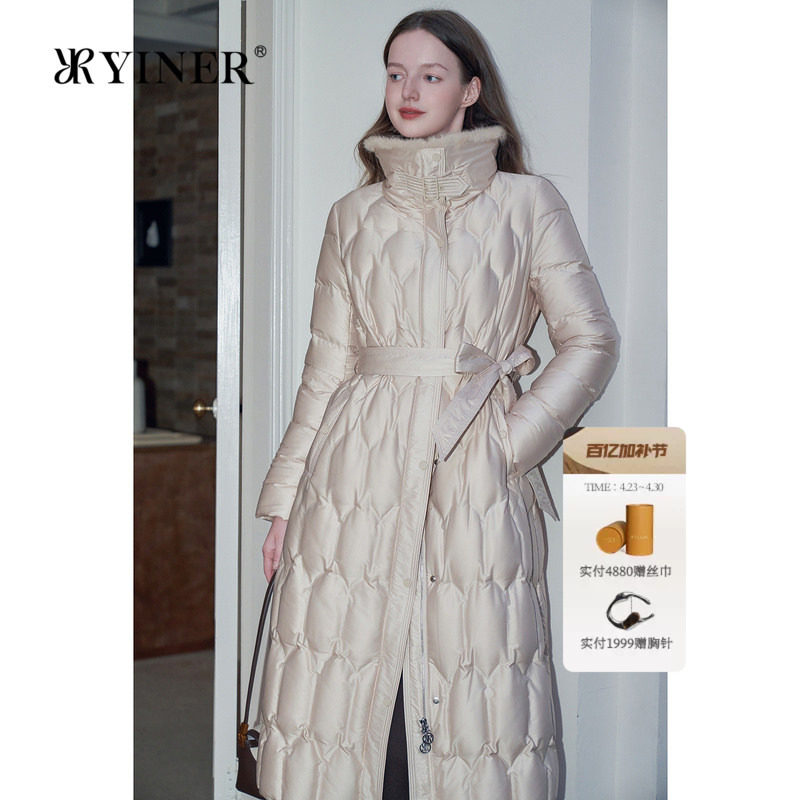 YINER音儿女装冬季长款过膝保暖水貂毛边拼接白鹅绒羽绒服