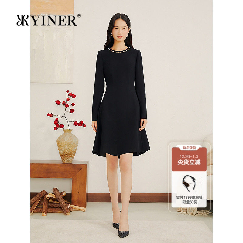 YINER音儿专选2025秋季新款经典小黑裙珍珠镂空领醋酸混纺连