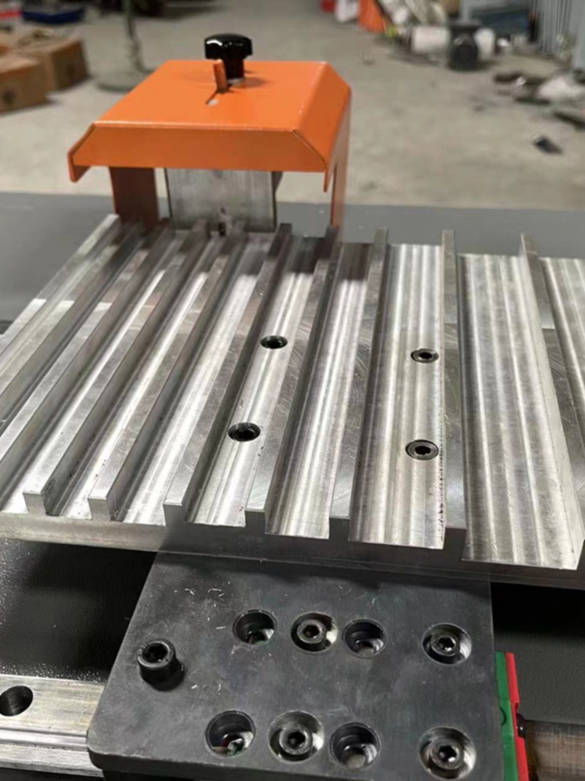 铝制型材钻孔铣槽机 铝材灯条线条铣槽打孔机 画框多轴侧面打孔机