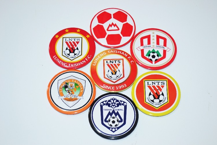 中超足球队周边 山东鲁能 标志队徽/徽章/胸章冰箱贴/贴纸 现货