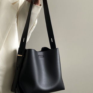 女包高级感通勤托特包大容量单肩斜挎 日本水桶包2025小众设计新款