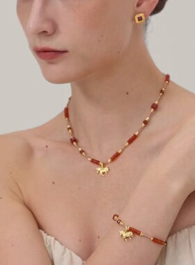 本命年红玛瑙福马项链气质百搭感锁骨链小众设计串珠小马吊坠