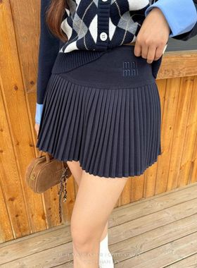 初禾2025冬学院风M系百搭简约纯色刺绣字母高腰小细褶半身裙短裙