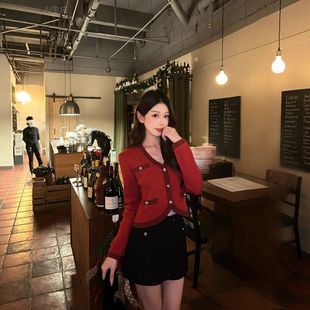 初禾2025冬M系圣诞氛围感气质V领修身 毛衣女 显瘦撞色单排扣开衫