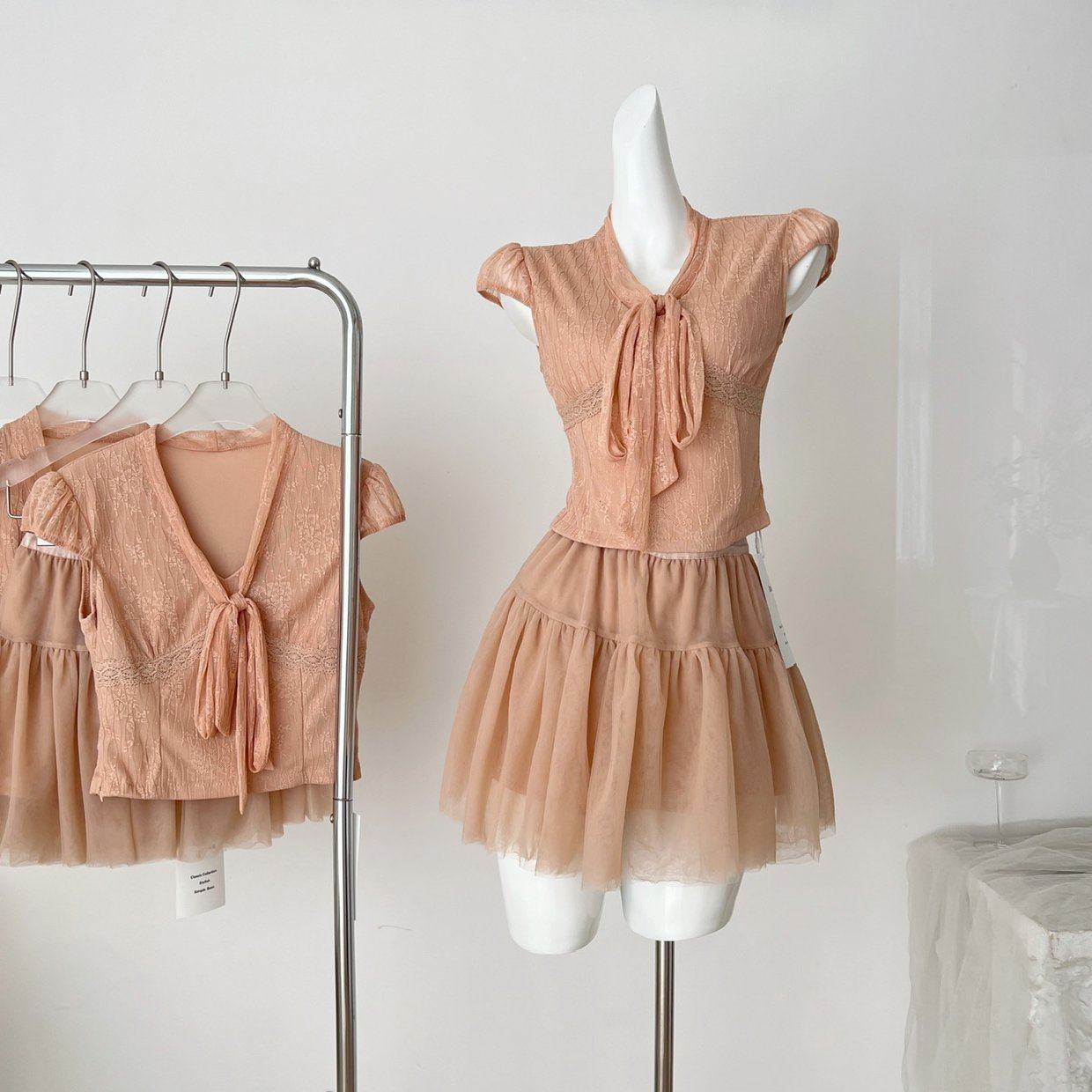 KARA批发丨迟伞伞夜星索菲香槟裸粉蕾丝系带上衣蓬蓬纱裙短裙套装