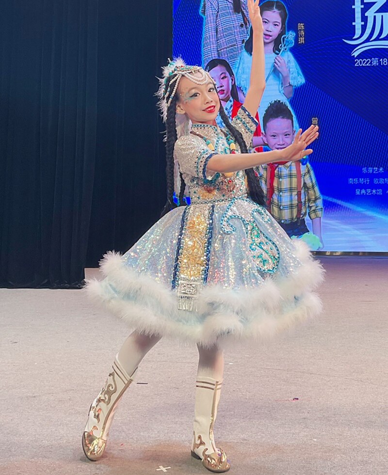 儿童唱歌表演哈达女童藏族蒙古族舞蹈表演服装少数名族阳光演出服