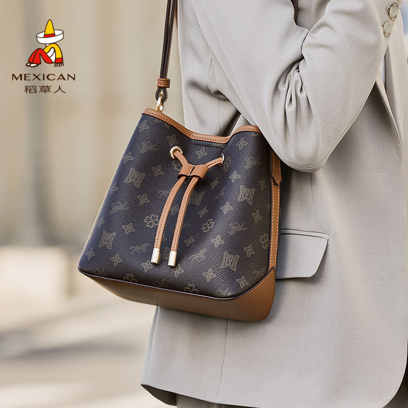 稻草人包包女2026新款斜挎包高级感抽绳水桶包大容量单肩包通勤包,箱包皮具/热销女包/男包,水桶包,淘宝优惠券,粉丝福利购,淘宝优惠卷