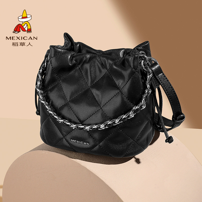 稻草人包包女2025新款简约复古风时尚通勤女包百搭斜挎水桶包