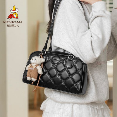 稻草人法棍包包2025新款波士顿保龄球包菱格通勤枕头包单肩腋下包