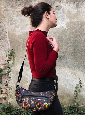 意大利趣味设计PG马戏团黑色防水印花PVC拼接真皮二用斜挎新月包