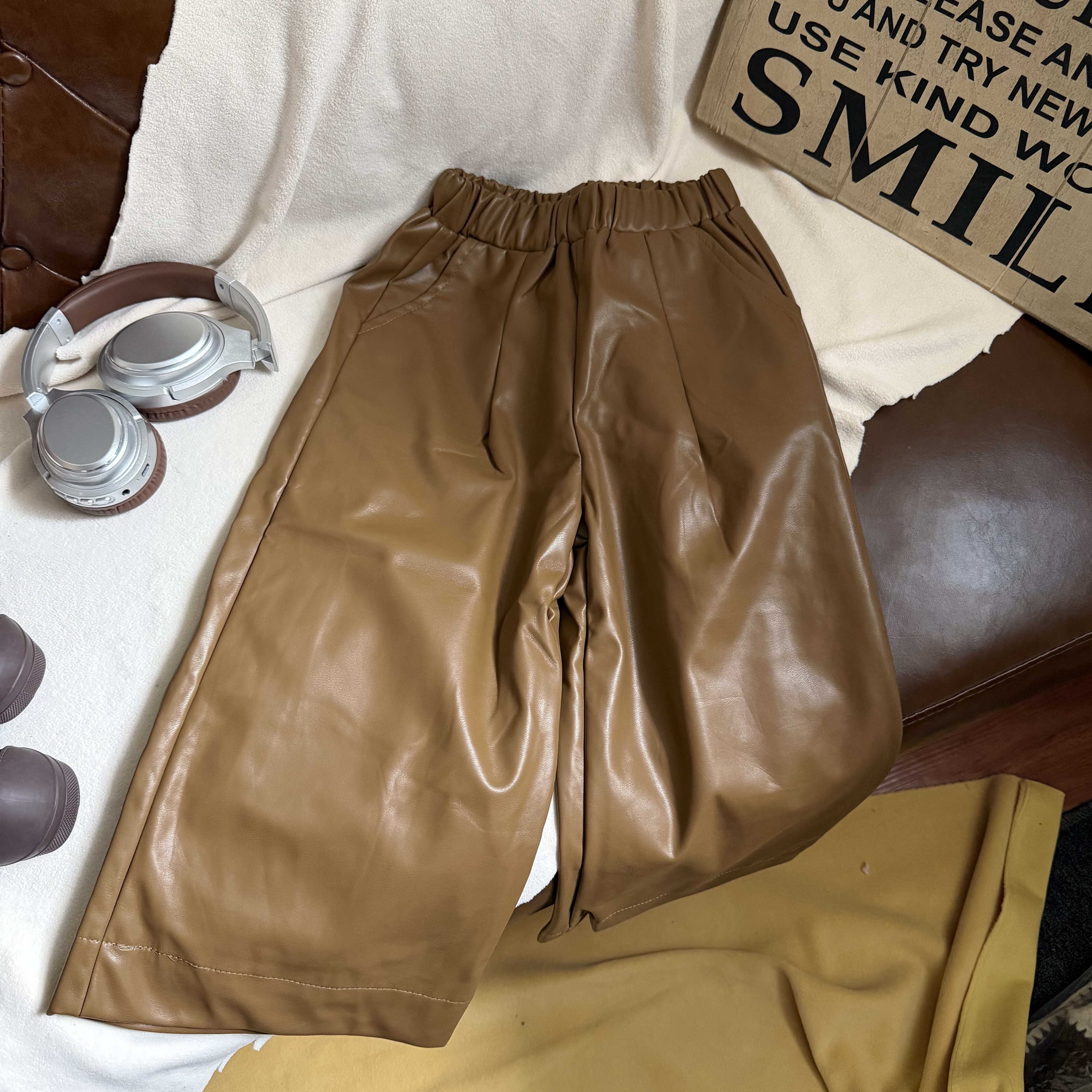 雪宝宝中性风PU皮阔腿裤