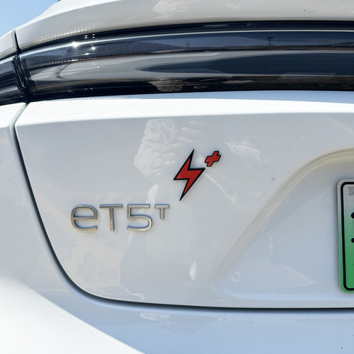 闪电+个性尾标3D图案设计