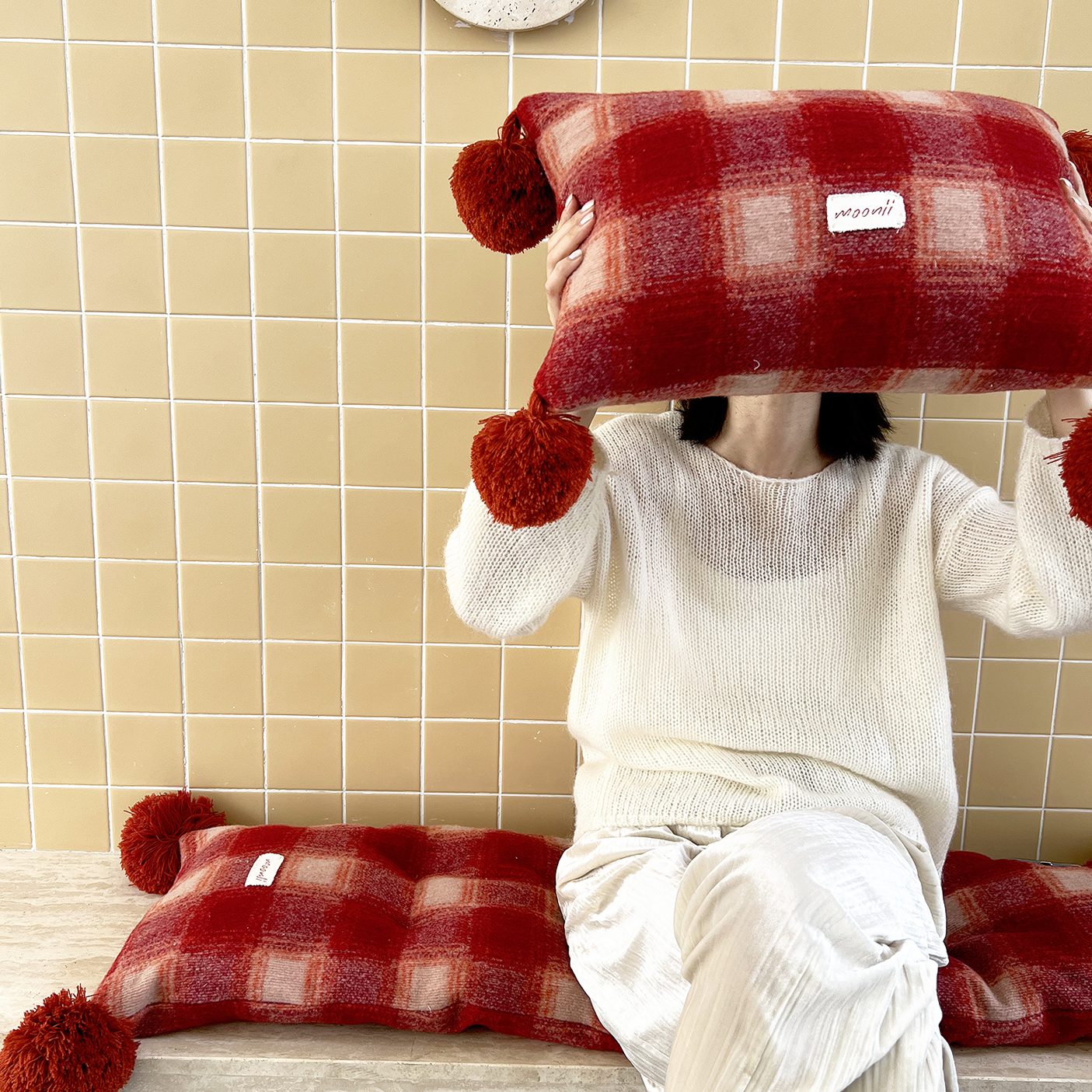 福笙原创超大毛球红格抱枕靠垫新年新家红色靠枕汽车腰枕圣诞节礼