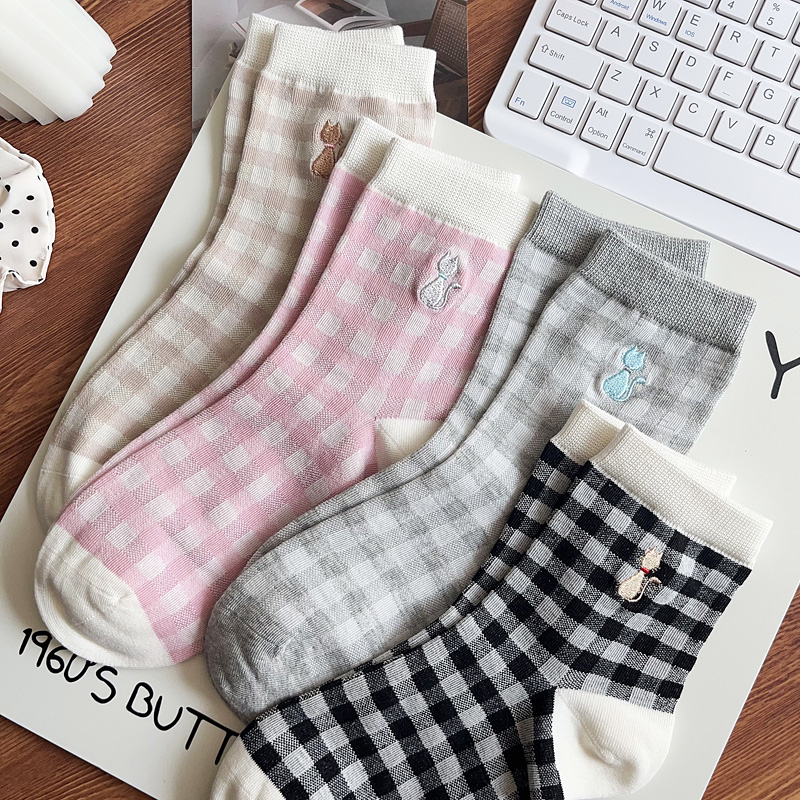 吸汗透气格子卡通刺绣无骨中筒袜