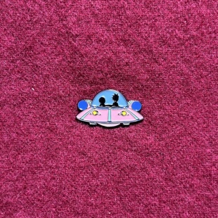 卡通动漫徽章Rick Morty胸章飞碟金属镀金喷漆胸针配饰 and