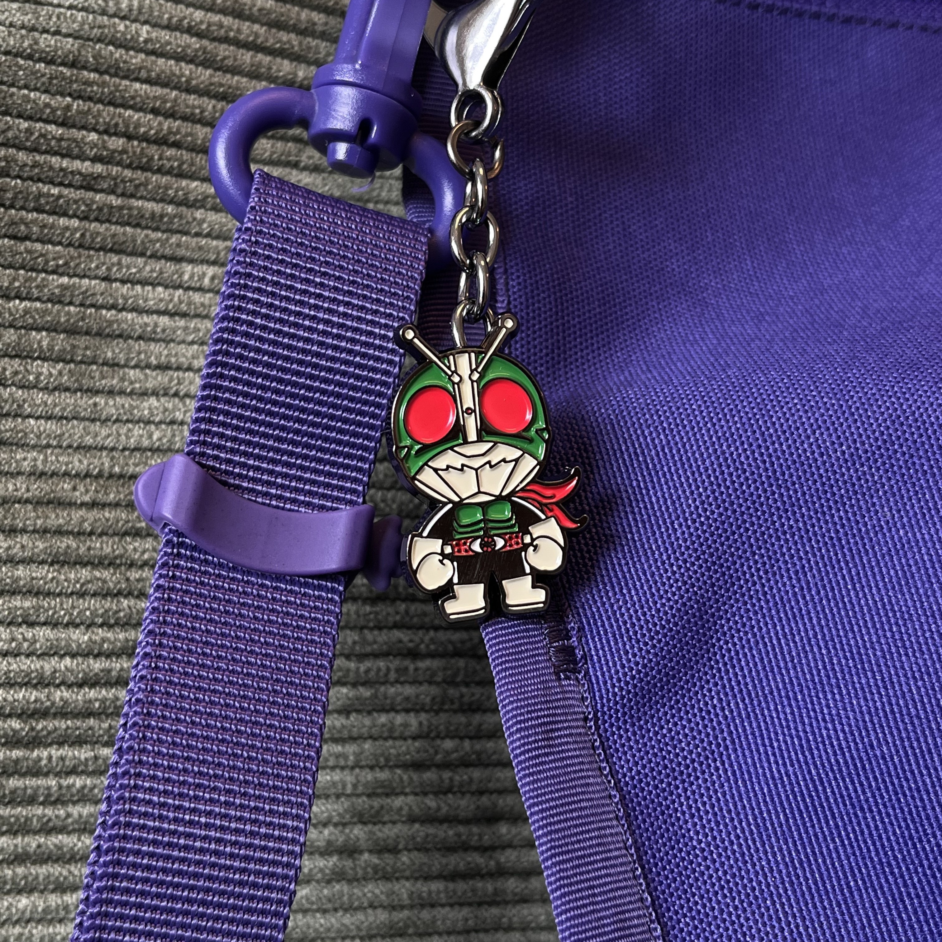 包包挂件配饰蒙面超人钥匙扣合金金属假面骑士徽章挂饰胸针项链