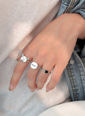 日韩卡通小熊戒指女925银复古个性字母圆牌指环学生黑色开口戒