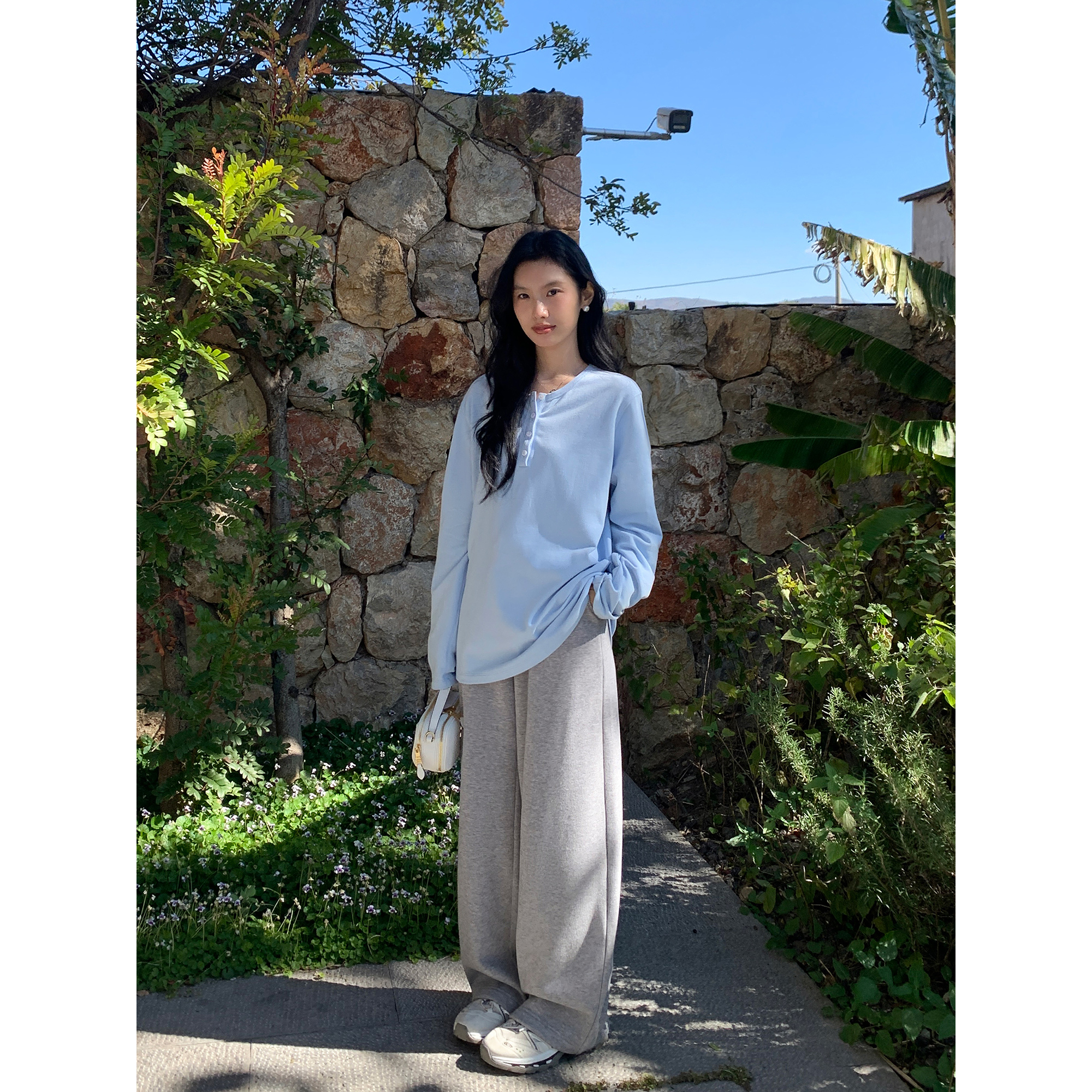 慵懒风宽松大t恤叠穿v领上衣