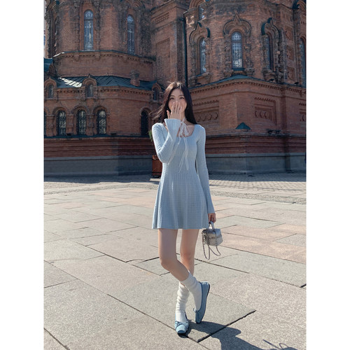 百搭修身A摆连衣裙U字领喇叭袖