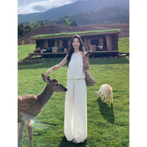 MULVAN 白茶清欢 立体花瓣挂脖吊带上衣女套装休闲阔腿裤两件套