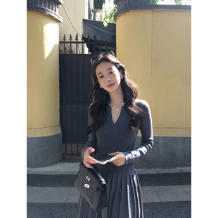 MULVAN 秋日拍档 v领长袖针织连衣裙女秋冬修身显瘦百褶打底短裙
