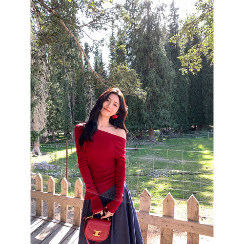 MULVAN 红色斜肩针织衫女高级设计感小众气质修身一字肩长袖上衣